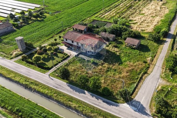 locale di sgombero in vendita a Copparo in zona Sant'Apollinare