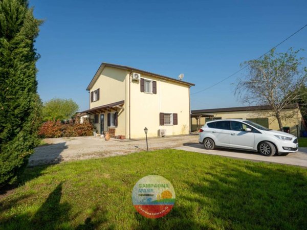 casa indipendente in vendita a Copparo in zona Ambrogio