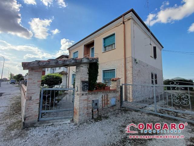 casa indipendente in vendita a Copparo in zona Ambrogio