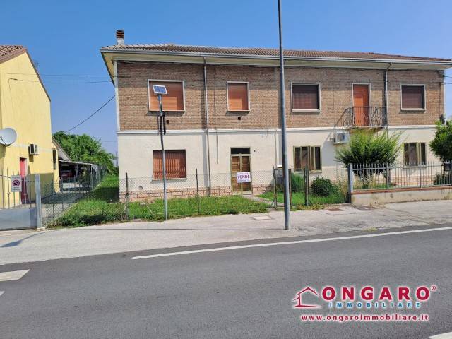 casa indipendente in vendita a Copparo in zona Ambrogio