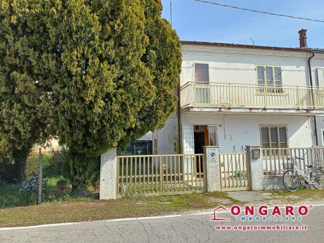 casa indipendente in vendita a Copparo in zona Ambrogio