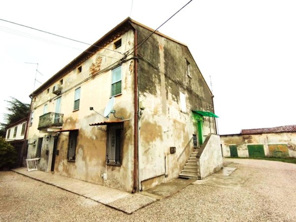 appartamento in vendita a Copparo in zona Ambrogio