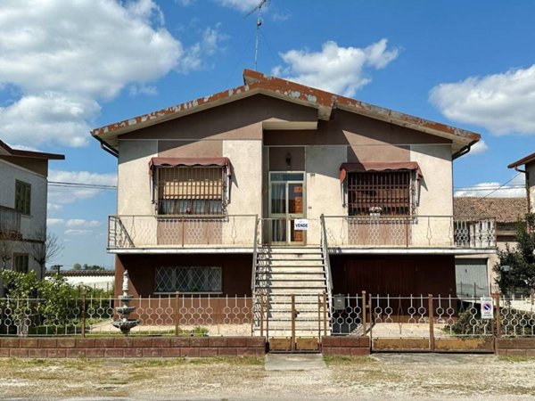 casa indipendente in vendita a Copparo in zona Ambrogio