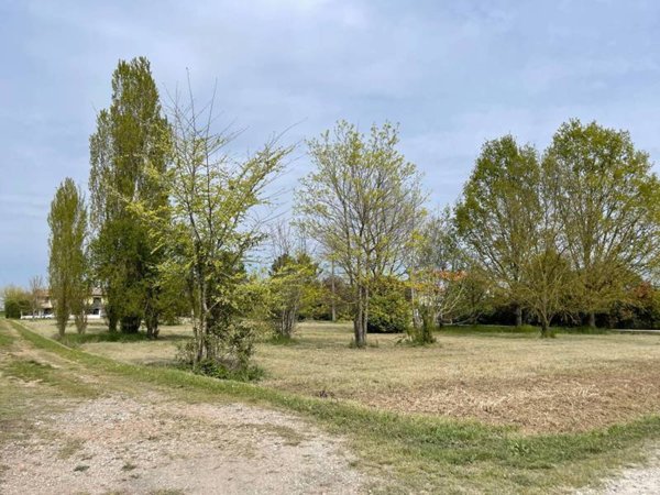 terreno edificabile in vendita a Ferrara in zona Aguscello