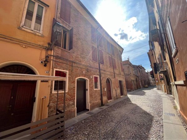 appartamento in vendita a Ferrara in zona Centro Storico