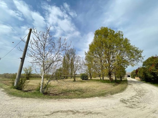 terreno edificabile in vendita a Ferrara in zona Aguscello