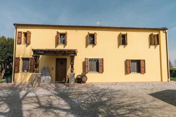 casa indipendente in vendita a Ferrara in zona Marrara