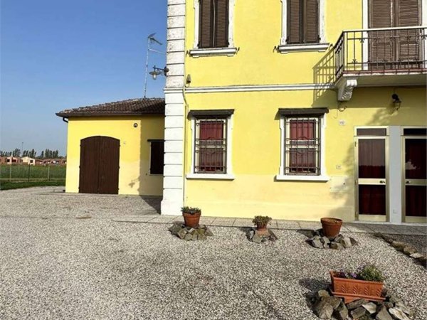 casa indipendente in vendita a Ferrara in zona Correggio