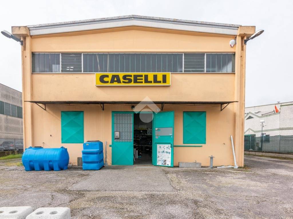 locale commerciale in vendita a Ferrara in zona Porotto / Cassana
