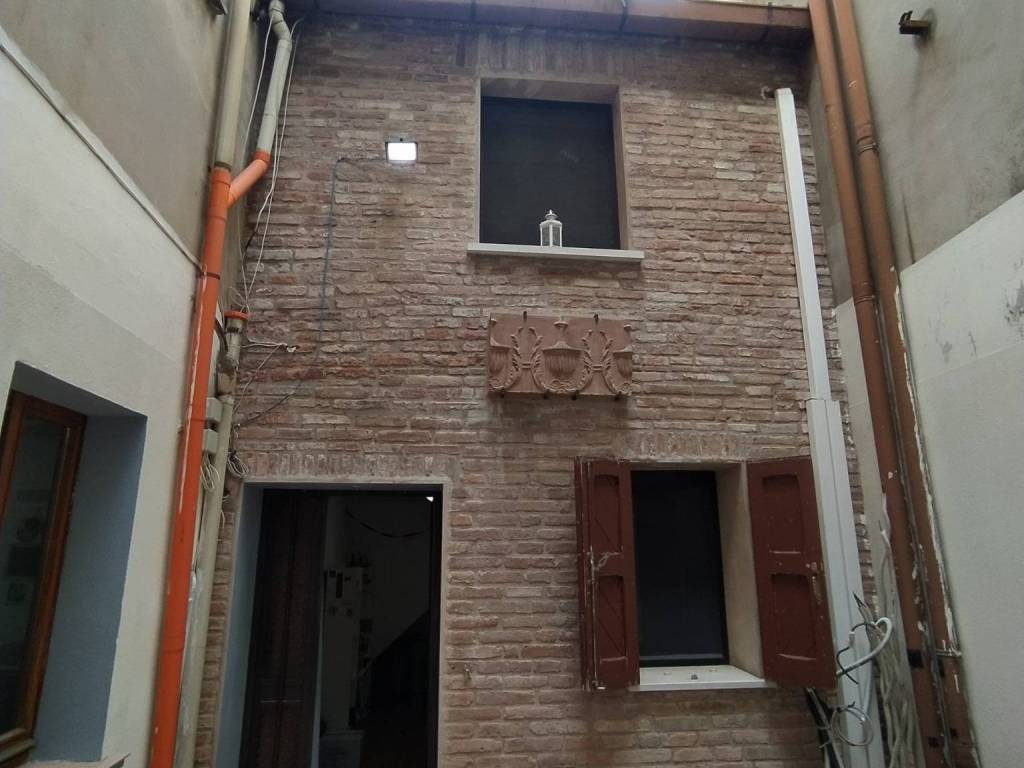 casa indipendente in vendita a Ferrara in zona Centro Storico