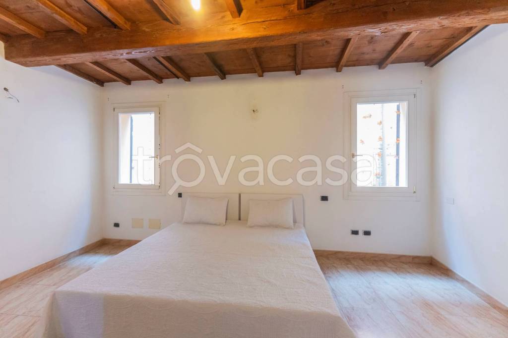 casa indipendente in vendita a Ferrara in zona Centro Storico
