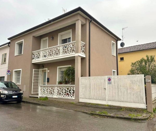 casa indipendente in vendita a Ferrara in zona Centro Storico