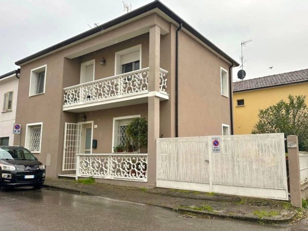 casa indipendente in vendita a Ferrara in zona Centro Storico