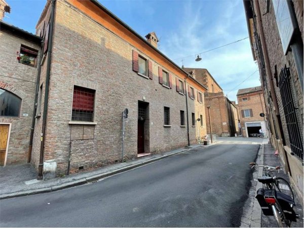 casa indipendente in vendita a Ferrara in zona Centro Storico