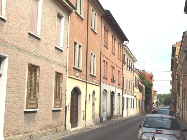 casa indipendente in vendita a Ferrara in zona Centro Storico