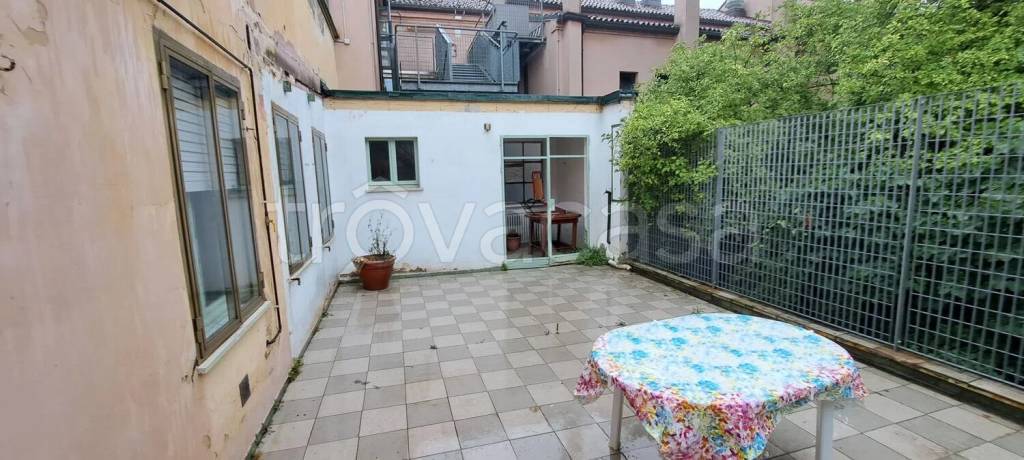 appartamento in vendita a Ferrara in zona Centro Storico