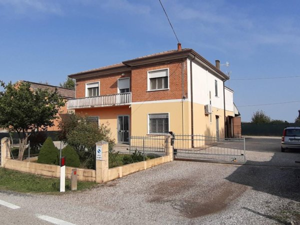 casa indipendente in vendita a Ferrara in zona Baura