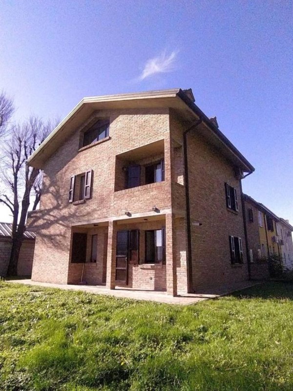 casa indipendente in vendita a Ferrara in zona Baura