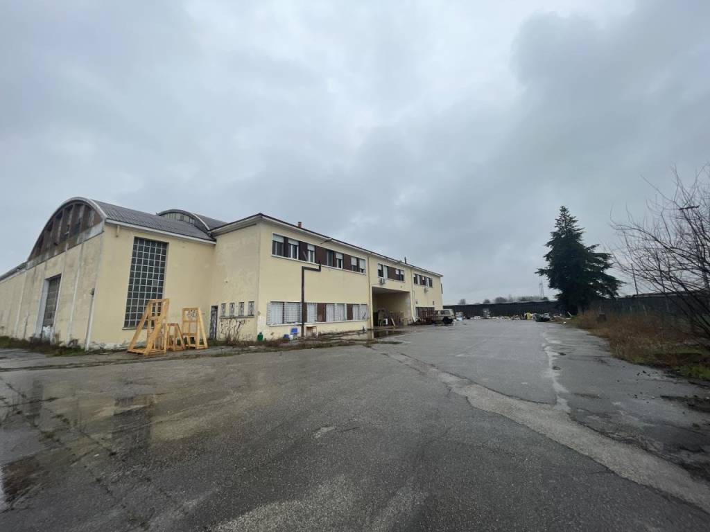 locale commerciale in vendita a Ferrara in zona Porotto / Cassana