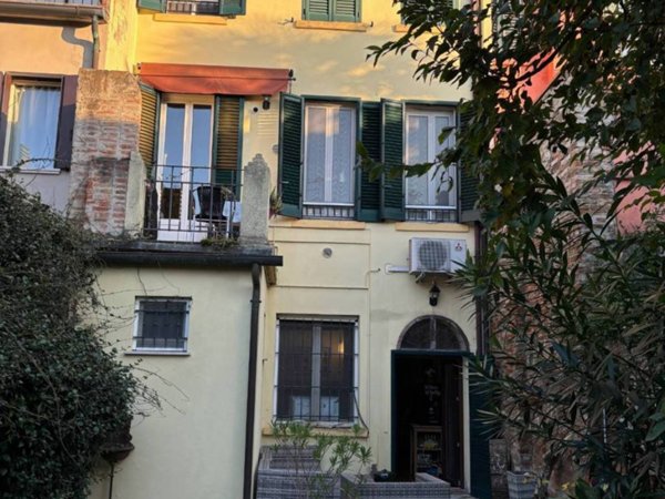 casa indipendente in vendita a Ferrara in zona Centro Storico