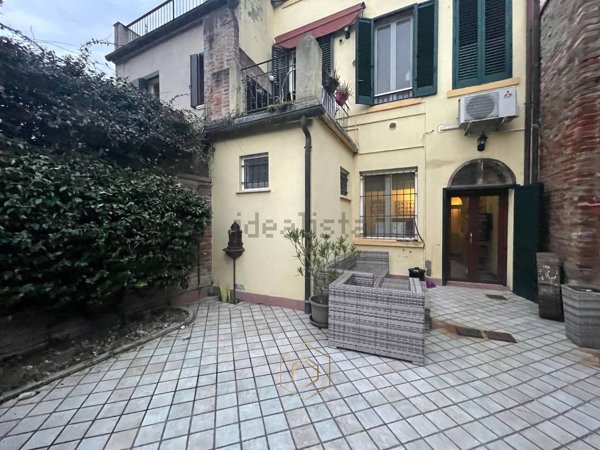 casa indipendente in vendita a Ferrara in zona Centro Storico