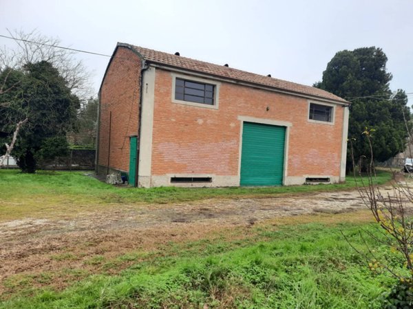 locale commerciale in vendita a Ferrara in zona Sant'Egidio / Gaibanella