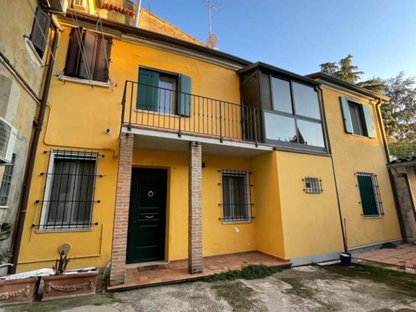 casa indipendente in vendita a Ferrara in zona Centro Storico