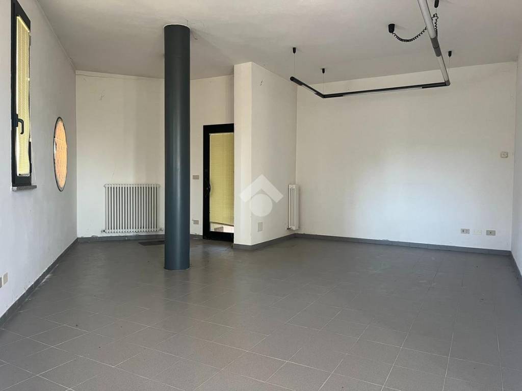 negozio in vendita a Ferrara in zona Malborghetto di Boara