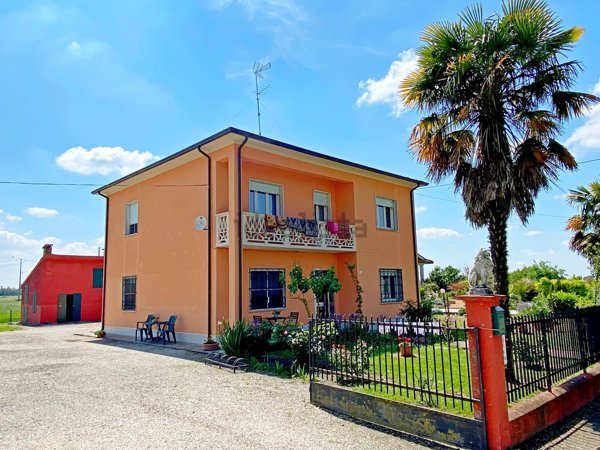casa indipendente in vendita a Ferrara in zona Parasacco