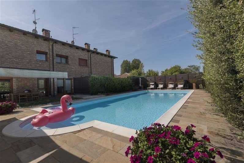 casa indipendente in vendita a Ferrara in zona Correggio