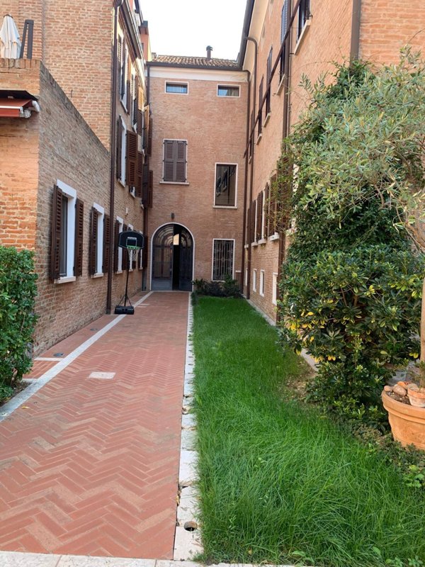 casa indipendente in vendita a Ferrara in zona Centro Storico