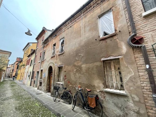 casa indipendente in vendita a Ferrara in zona Centro Storico
