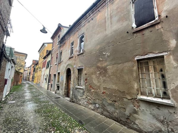 casa indipendente in vendita a Ferrara in zona Centro Storico