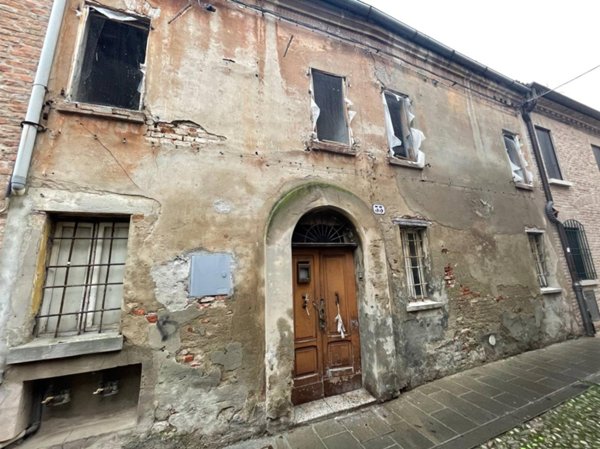casa indipendente in vendita a Ferrara in zona Centro Storico
