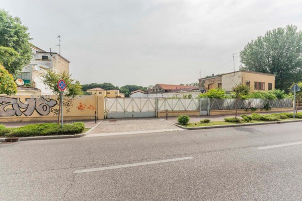 negozio in vendita a Ferrara in zona Doro