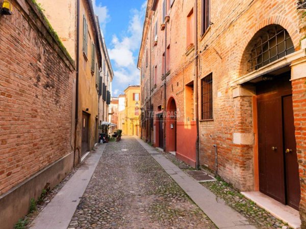 appartamento in vendita a Ferrara in zona Centro Storico
