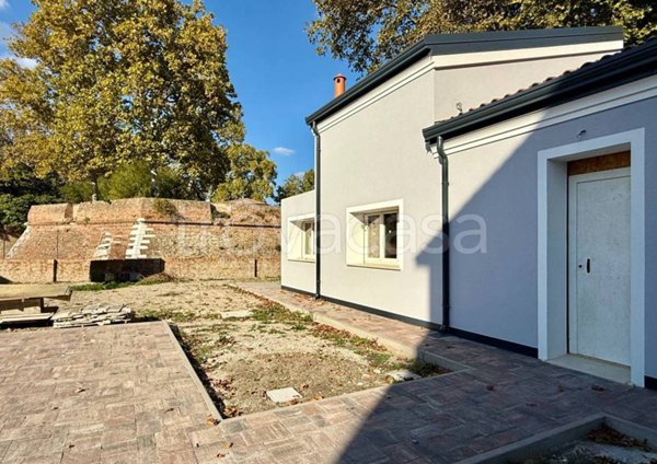 casa indipendente in vendita a Ferrara in zona Centro Storico