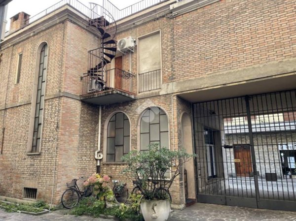 casa indipendente in vendita a Ferrara in zona Centro Storico