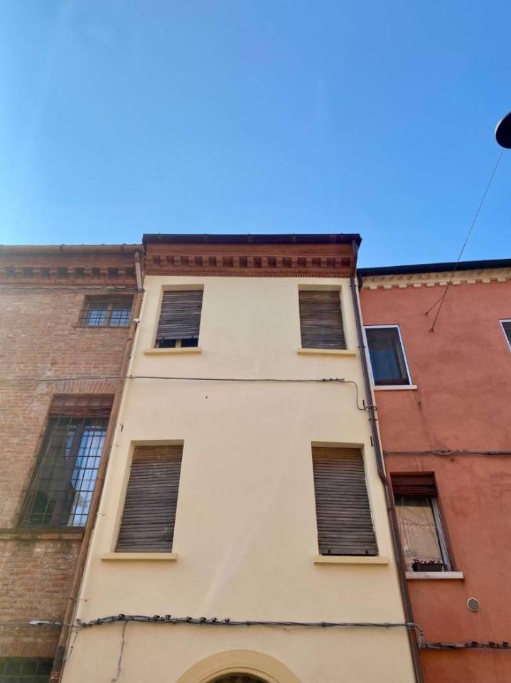 casa indipendente in vendita a Ferrara in zona Centro Storico