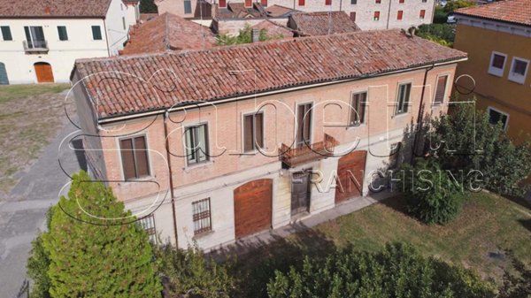 casa indipendente in vendita a Ferrara in zona Centro Storico