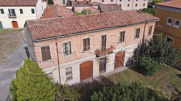 casa indipendente in vendita a Ferrara in zona Centro Storico