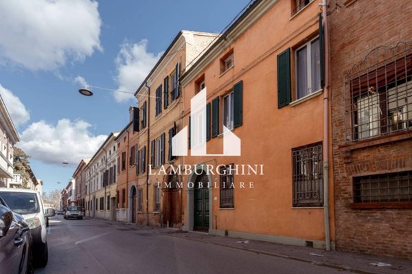 casa indipendente in vendita a Ferrara in zona Centro Storico