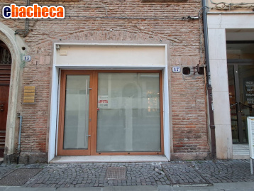 locale commerciale in vendita a Ferrara in zona Centro Storico