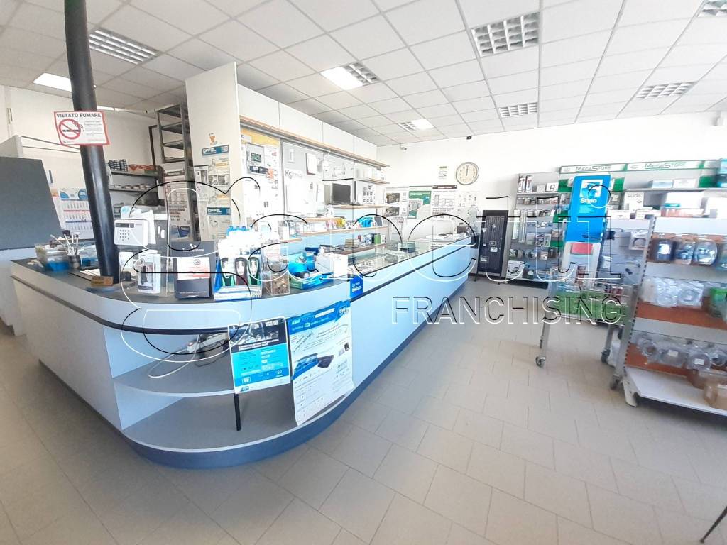 locale commerciale in vendita a Ferrara