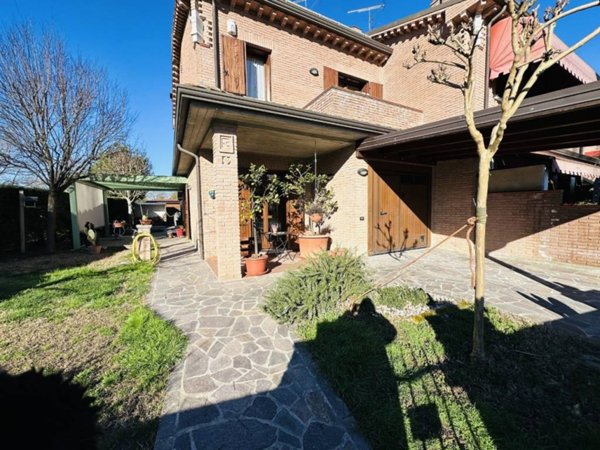 casa indipendente in vendita a Ferrara in zona Quartesana