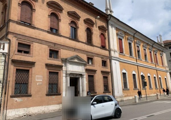 ufficio in vendita a Ferrara in zona Centro Storico