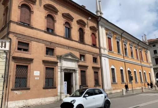 appartamento in vendita a Ferrara in zona Centro Storico