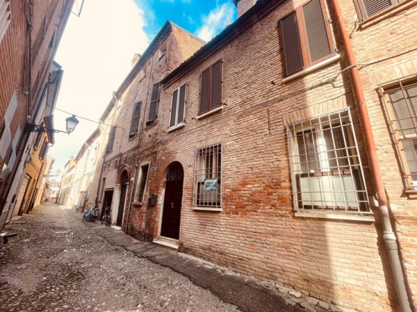 casa indipendente in vendita a Ferrara in zona Centro Storico