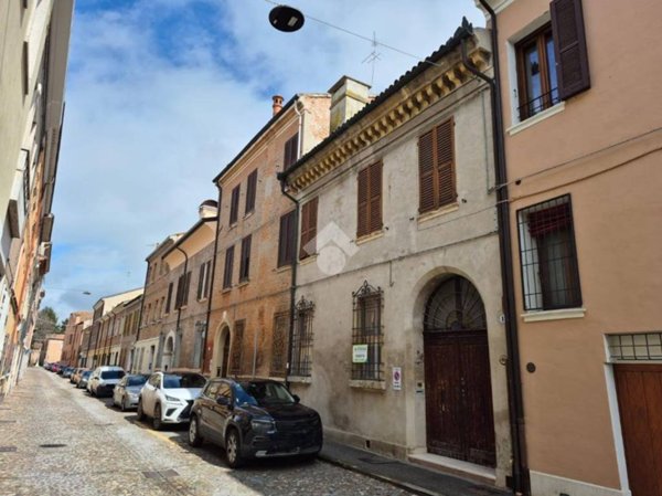 casa indipendente in vendita a Ferrara in zona Centro Storico