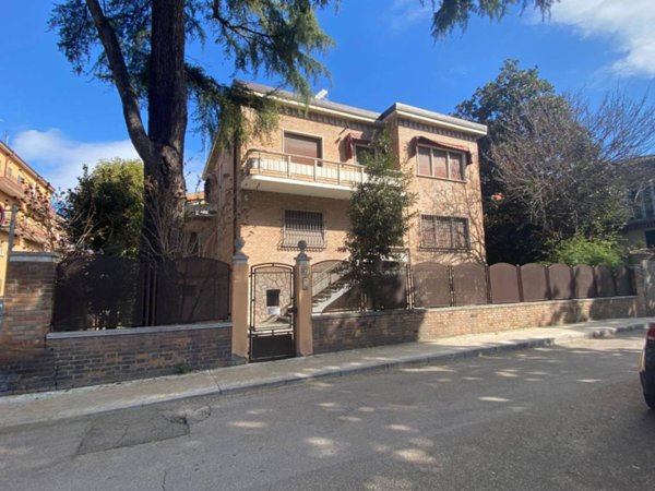 casa indipendente in vendita a Ferrara in zona Centro Storico